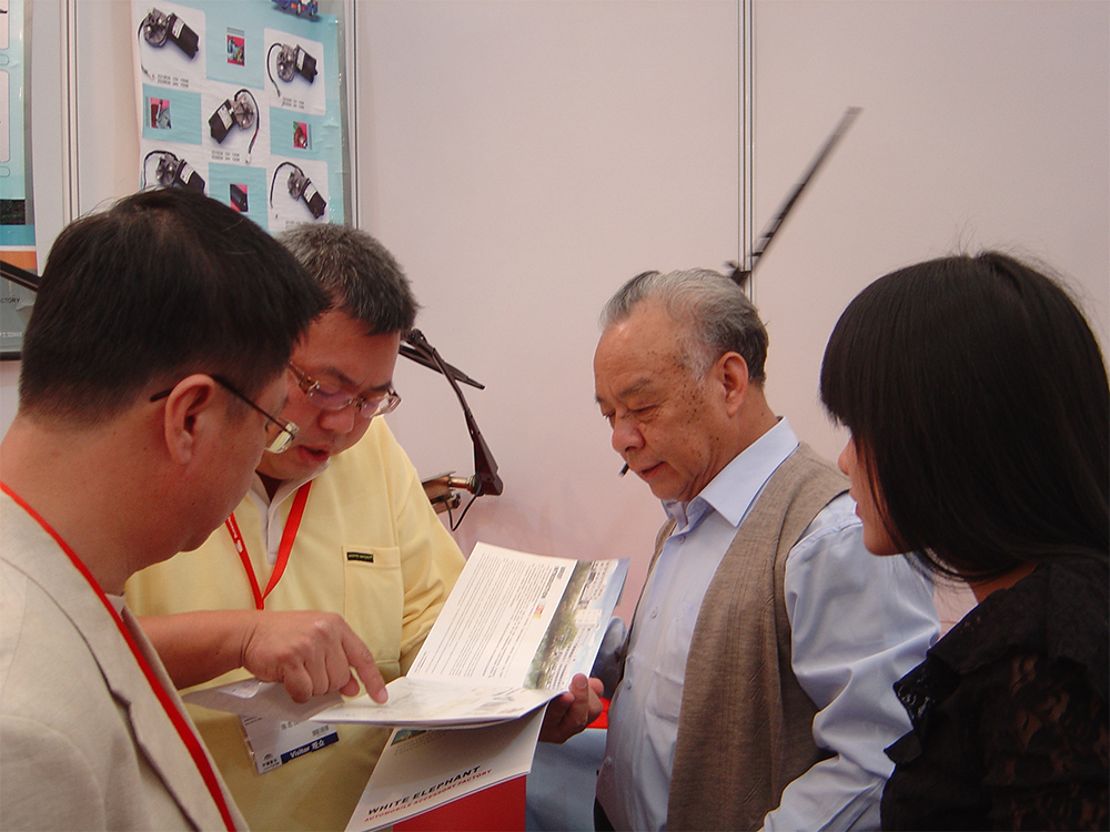 2007年在上海R+T展与国外客户合影